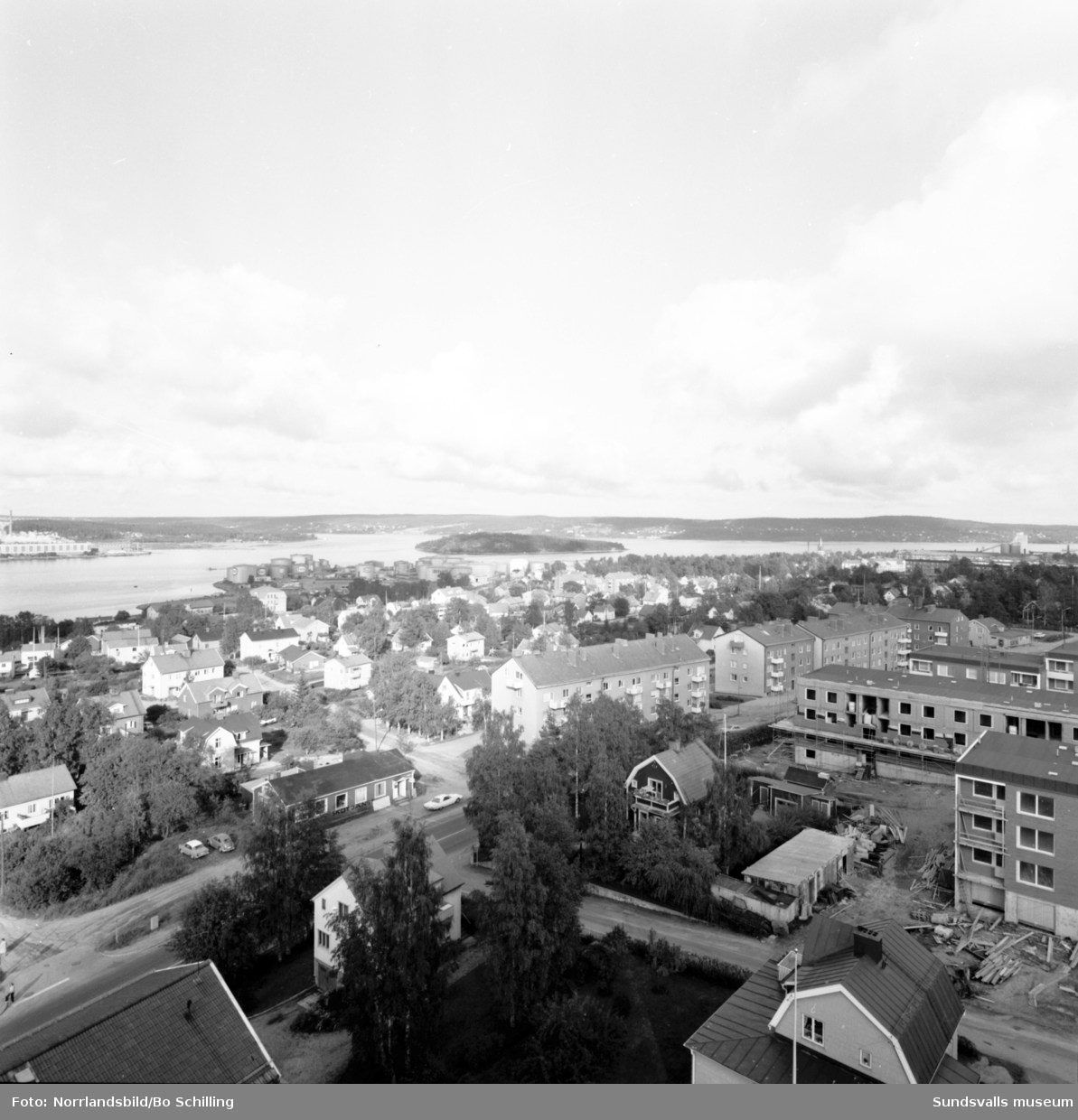 Byggnation av nya flerfamiljshus på Skönsmon, fotograferat från höghuset.