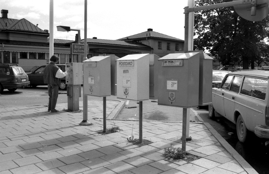 Tre olika brevlådor utanför Uppsala station; brev, postgiro och
lokalbrev.