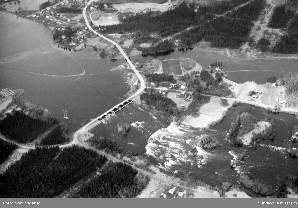 Flygfoton över Ljungans dalgång med högt vattenstånd och översvämningarna på grund av vårfloden efter den snörika vintern 1966. Träd, hus, bodar och vägar under vatten i Stöde, Viskan, Torpshammar, Fränsta och Ljungaverk.