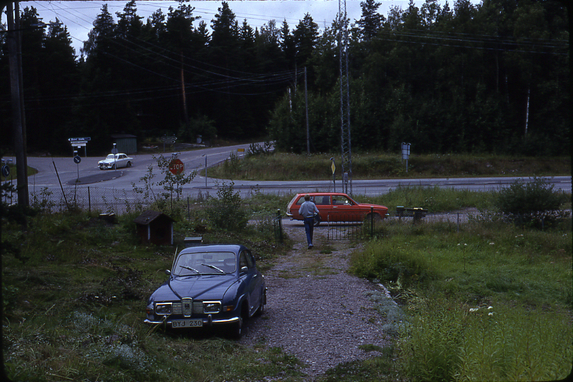 Lantbrevbärare Mikael Mattsson är i Rockstaberg och på väg tillbaka till sin bil efter att ha besökt Ester Gustavsson.
