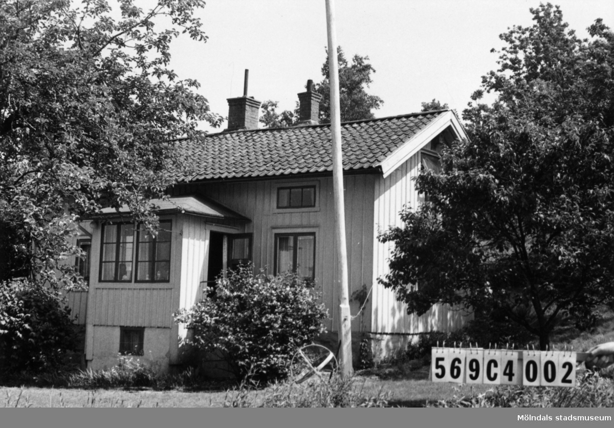 Byggnadsinventering i Lindome 1968. Berget 1:27.
Hus nr: 569C4002.
Benämning: permanent bostad och redskapsbod.
Kvalitet, bostadshus: god.
Kvalitet, redskapsbod: mindre god.
Material: trä.
Tillfartsväg: framkomlig.