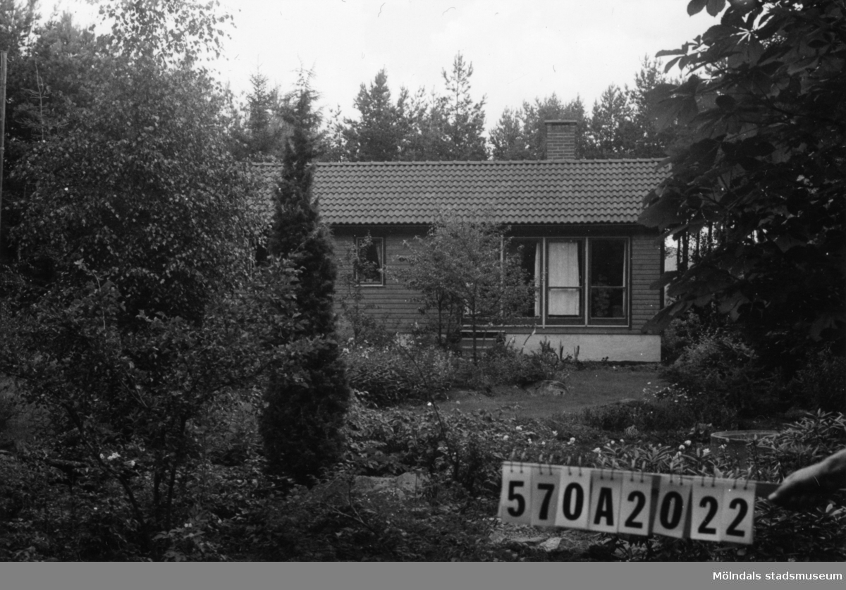 Byggnadsinventering i Lindome 1968. Annestorp 6:33.
Hus nr: 570A2022.
Benämning: permanent bostad och redskapsbod.
Kvalitet, bostadshus: mycket god.
Kvalitet, redskapsbod: god.
Material: trä.
Tillfartsväg: framkomlig.
Renhållning: soptömning.