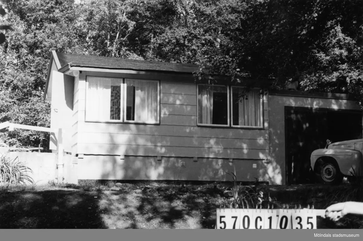 Byggnadsinventering i Lindome 1968. Dvärred 2:49.
Hus nr: 570C1035.
Benämning: fritidshus, garage och lekstuga.
Kvalitet: god.
Material: eternit.
Tillfartsväg: framkomlig.
Renhållning: soptömning.