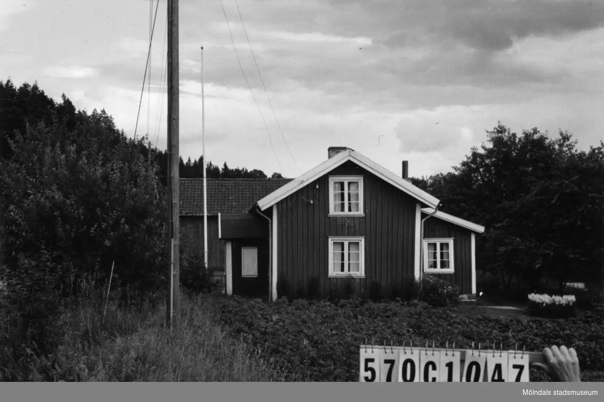Byggnadsinventering i Lindome 1968. Annestorp 1:21.
Hus nr: 570C1047.
Benämning: permanent bostad och ladugård.
Kvalitet: god.
Material: trä.
Tillfartsväg: framkomlig.