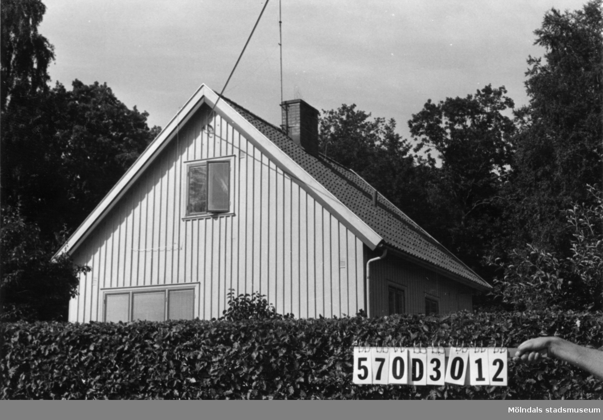 Byggnadsinventering i Lindome 1968. Annestorp 1:54.
Hus nr: 570D3012.
Benämning: permanent bostad.
Kvalitet: mycket god.
Material: trä.
Tillfartsväg: framkomlig.
Renhållning: soptömning.