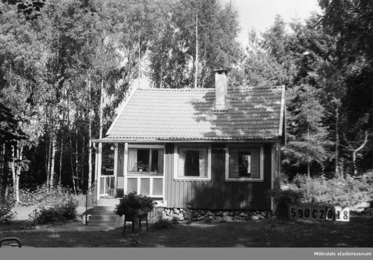 Byggnadsinventering i Lindome 1968. Hällesåker 3:34.
Hus nr: 590C2018.
Benämning: fritidshus och redskapsbod.
Kvalitet: god.
Material: trä.
Tillfartsväg: framkomlig.
Renhållning: soptömning.