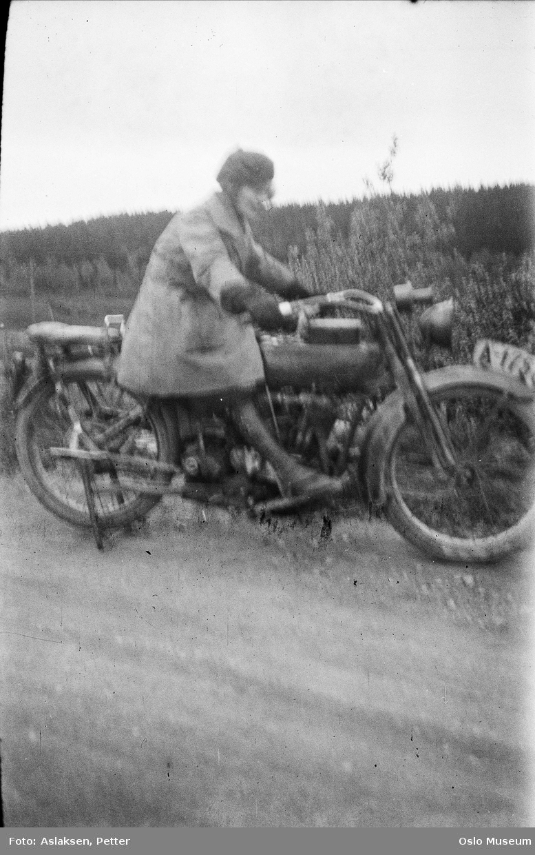 Harley-Davidson motorsykkel, registreringsnummer A-1758, kvinne