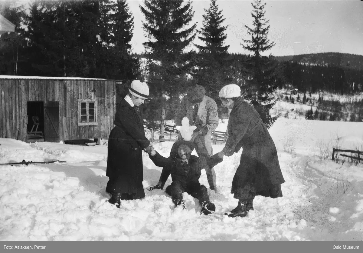 hyttetur, menn, kvinner, lek i snøen, vedskjul