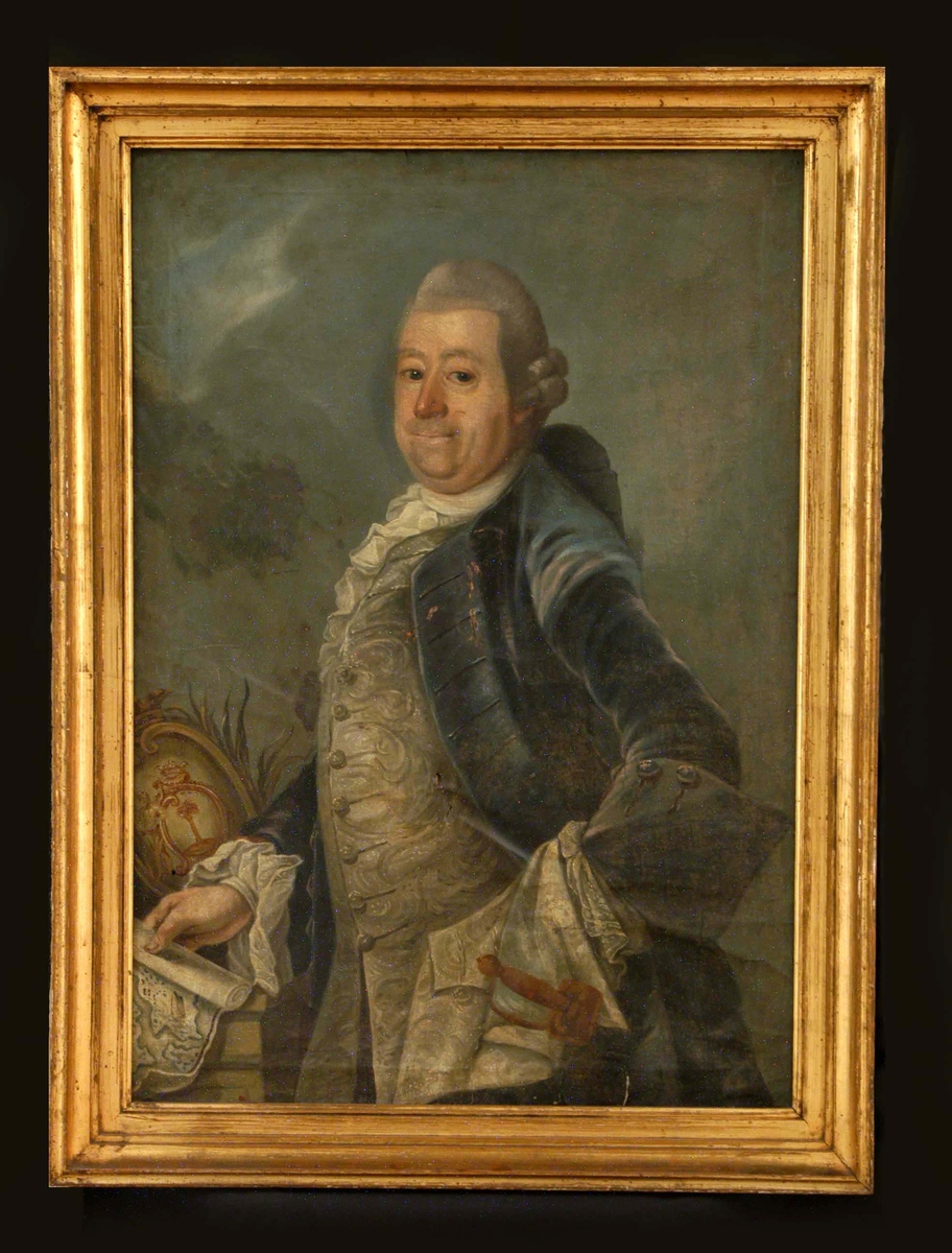 Portrett av mann med parykk, kårde, kart og våpenskjold.