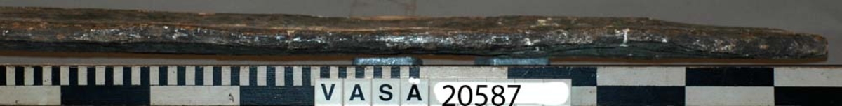 Akterstäv till mindre båt.
Stäven är svagt j-formad och tillverkad i ek. Avtryck för beslag till roderupphängning syns tydligt (motsvarande avtryck återfinns också på roder, fyndnummer 21932). Själva beslagen är borta. Stäven har 5 borrade hål 20-25 mm i diameter. I nedre änden finns ett dymlingshål för infästningen mot kölen. I hålet sitter en bit av dymlingen kvar.
Stäven är bevarad i sin helhet och i gott skick.
