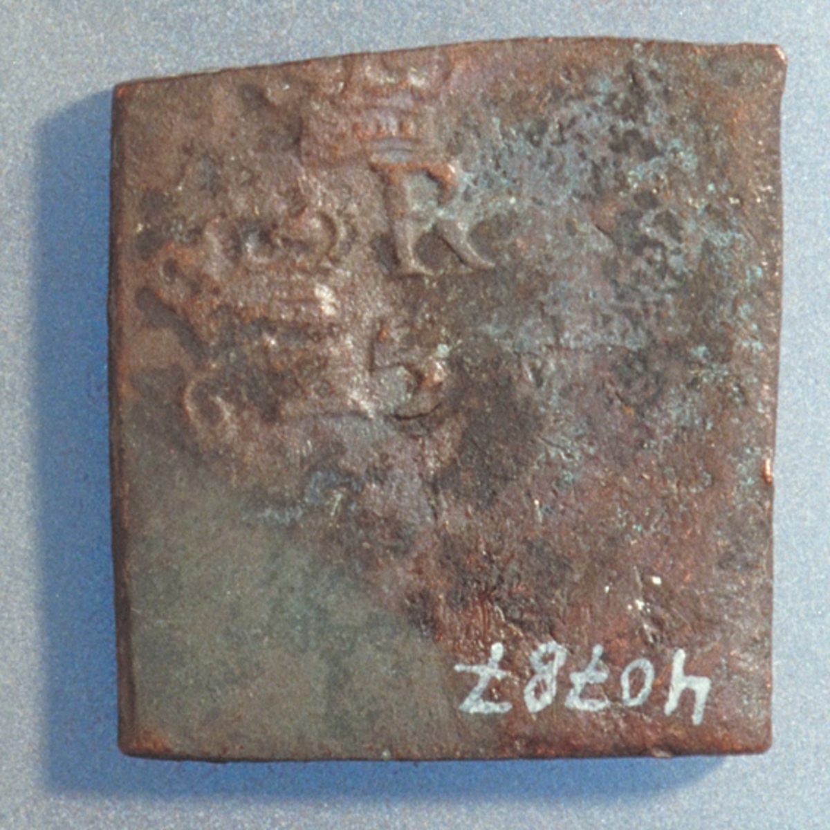 1- öre
Fyrkantigt mynt.
Bägge sidor slitna och korroderade.
Vikt: 23,4 gram.
