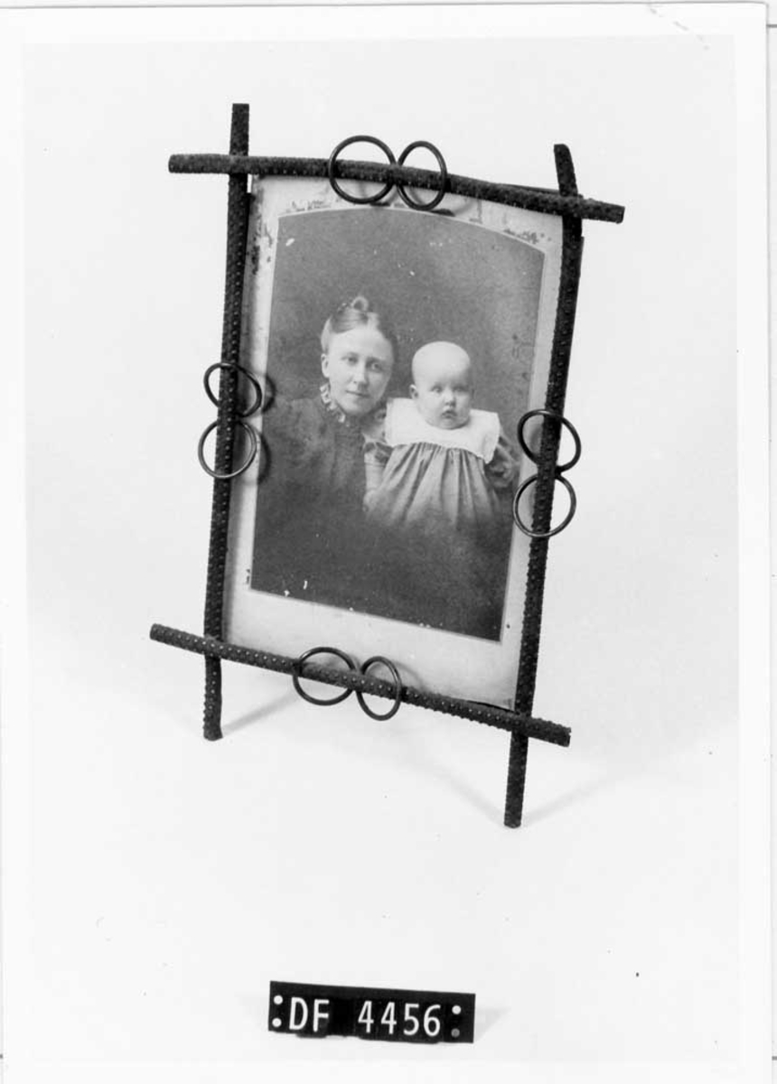 Kvinne med spedbarn.

Karen Nelson, f. Bilstad 1874, med sønnen Arnold.