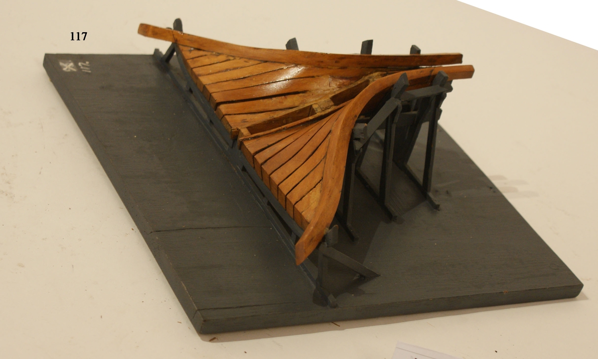 Modell av stol för byggandet av en fartygslåring. Modell av trä, gråmålad.