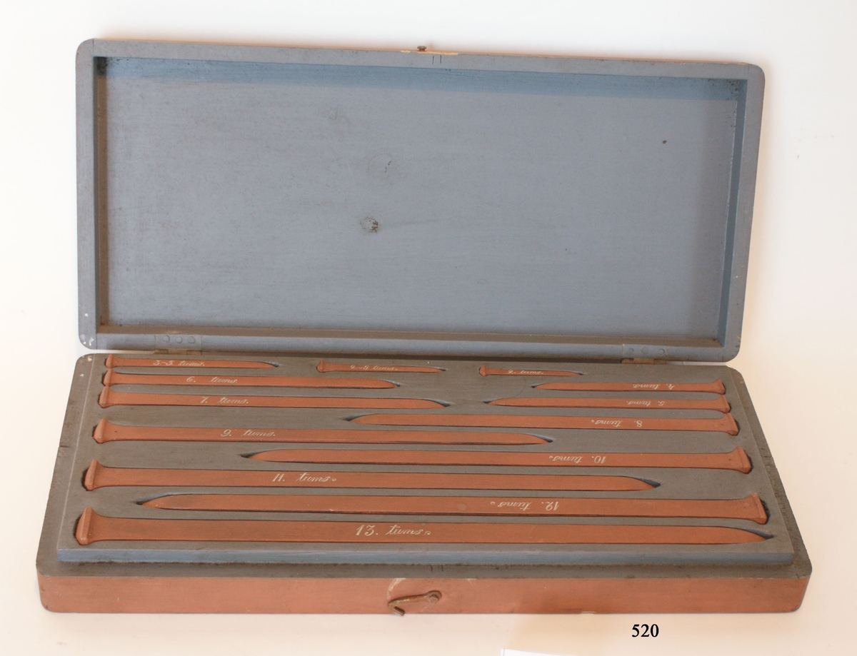 Kopparspik, modeller av trä, tillsammans 13 stycken, från 13 till 2 tum. Förvarade en brunmålad låda av trä.