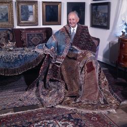 Rødseth teppeforretning, interiør, orientalske tepper, mann,