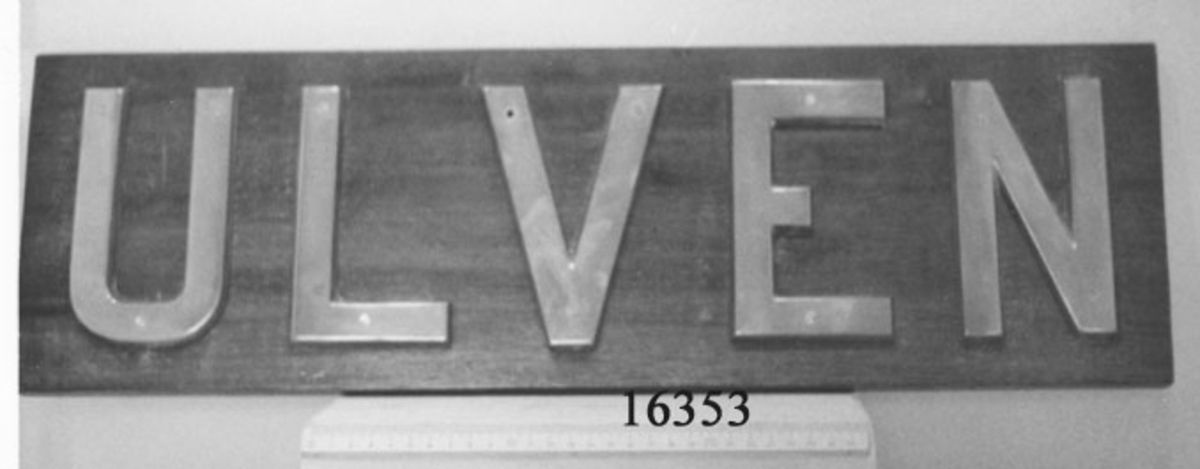 På mahognyplattan är fastsatt bokstäver bildande namnet Ulven. Mahognyplattan är ett senare montage. Ursprungligen satt namnet
på båda sidor om fören men monterades bort efter bärgningen.