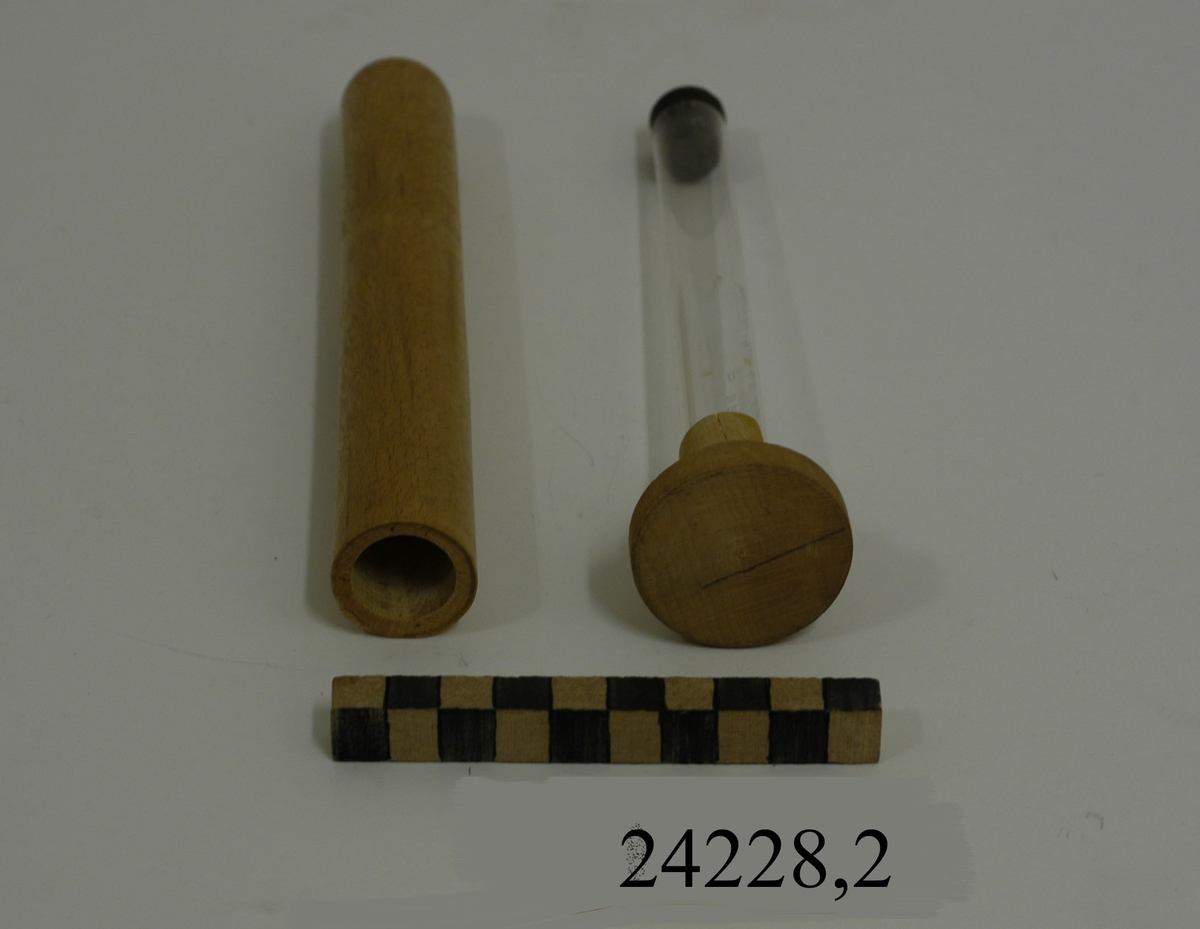 Cylinderformad behållare av ljust trä för provrör, albuminimeter. Bottendelen fungerar som hållare för provröret och förs in i den cylindriska behållaren.