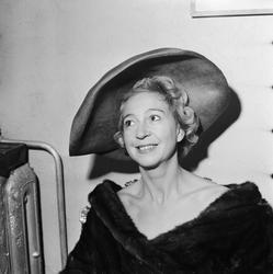 Wenche Foss med stor hatt.