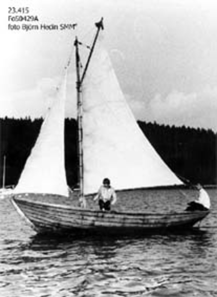 Lotsbåt, klinkbyggd segelbåt i ek, från 1907. Tillbehör till båten: 6 durkar, 1 mast med stående och löpande rigg, 1 bom, 1 gaffel, 1 par åror, 1 båtshake, 4 årklykor, 1 roder, 1 rorkult, segelsäckmed storsegel och fock i bomull tillverkade av B S Ahlberg, Stockholm, 1 fockskot, 1 fockfall, 1 storskot, 1 pikfall, 1 klofall, 1 dirkfall, 3 lattor.
Barlast: järntackor: 1 ca 50 kg, 1 ca 35 kg, 2 ca 15 kg.
Föremålets form: Plattgattad, gaffelsegel med ett försegel