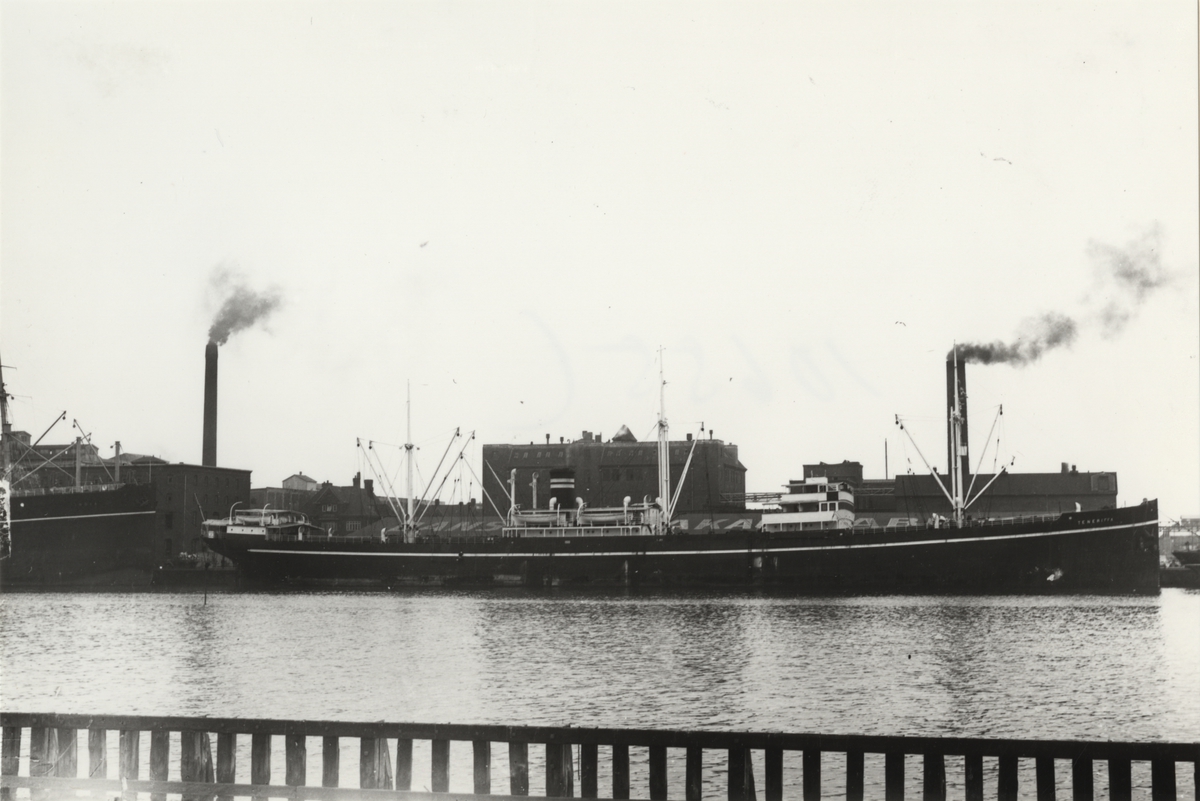 Foto i svartvitt visande lastmotorfartyget "TENERIFFA" av Tönsberg vid kaj i Köpenhamn, troligen  1930-talet.