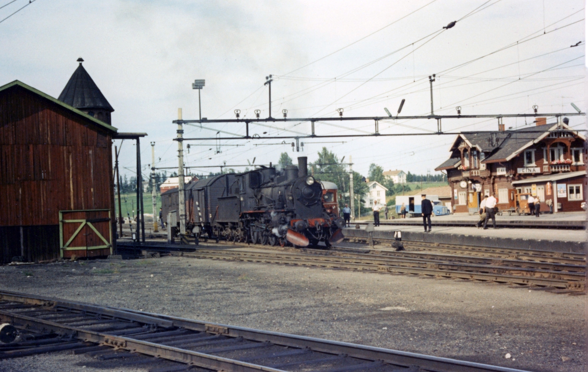 Damplokomotiv type 27a nr. 296 med godstog på Eina stasjon