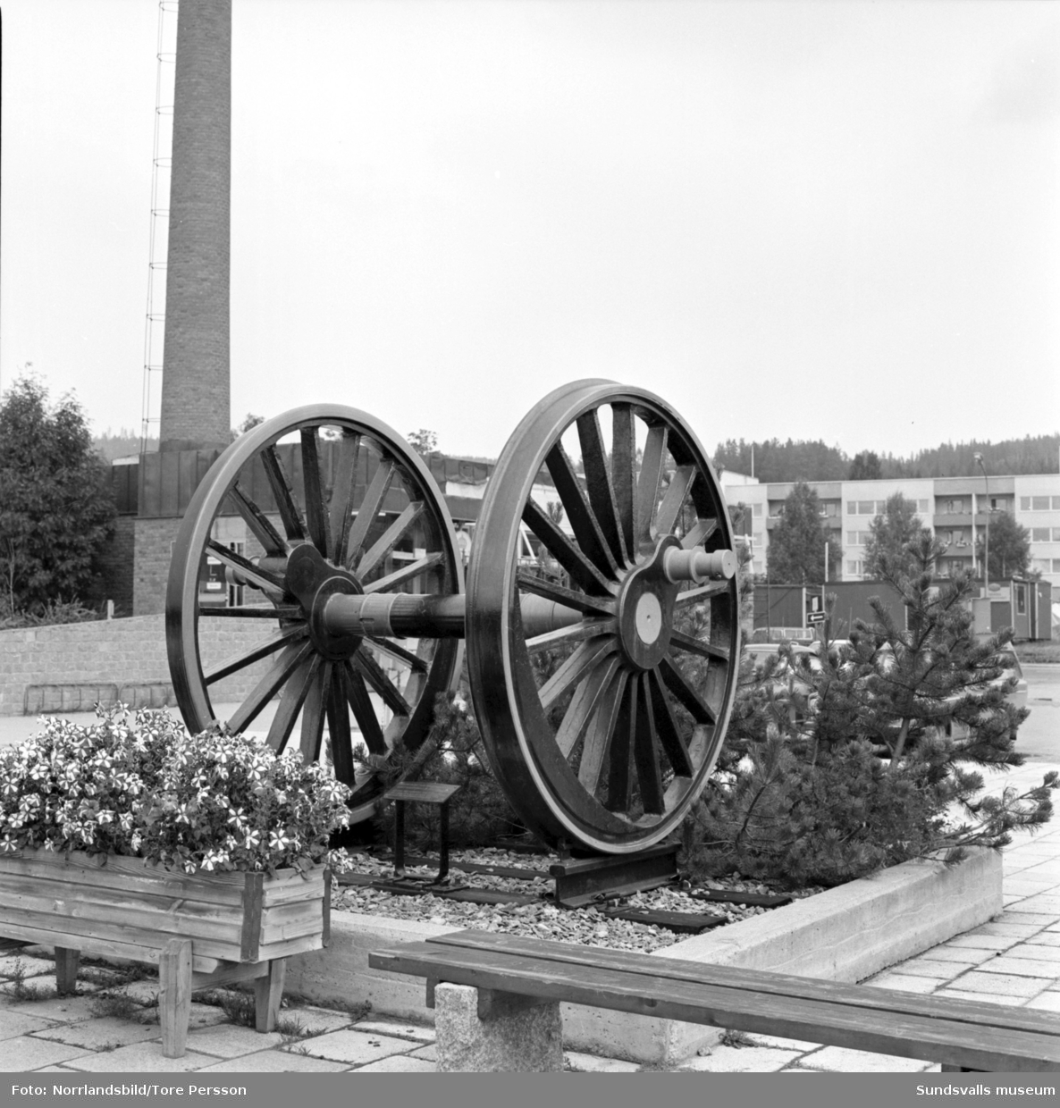 Vagnshjul som utsmyckning i centrala Ånge.