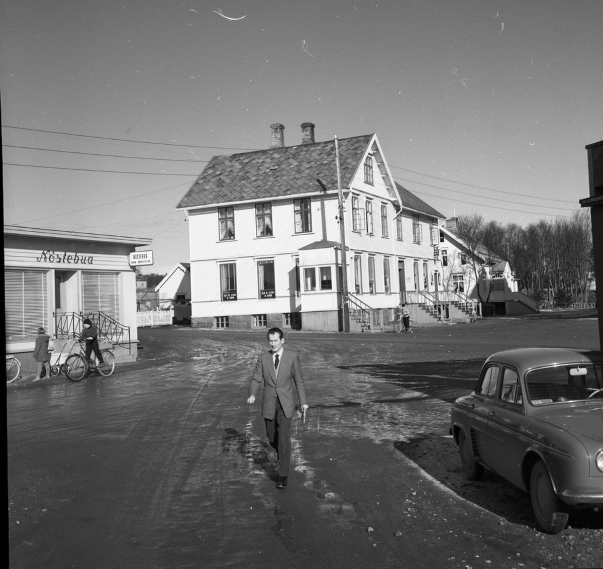 Det gamle apoteket på Sortland, ca. 1959. Nøstebua  til venstre.