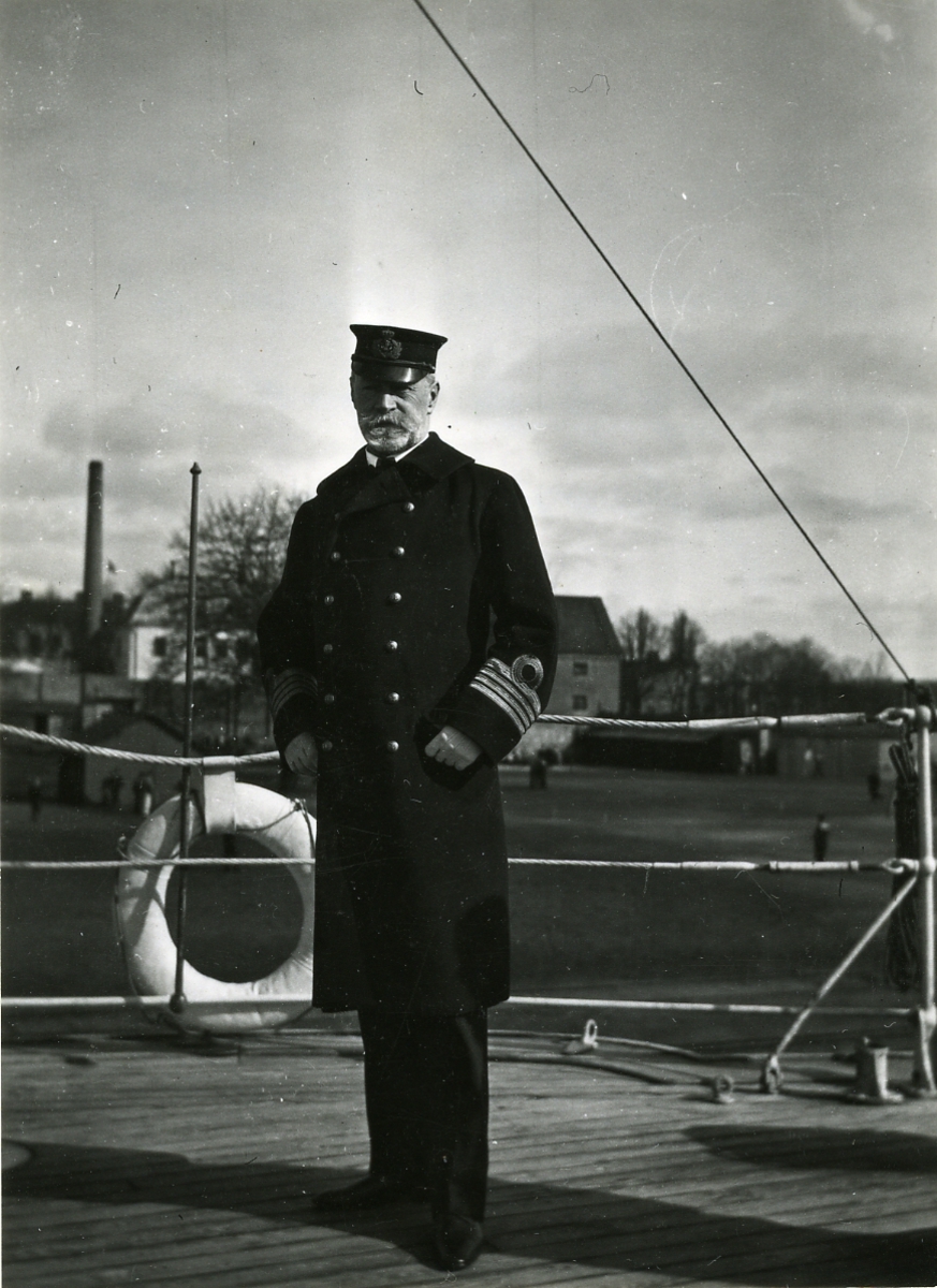 Pansarkryssaren Fylgia under rekrytövningarna 1912.
Kommendör Arthur Ekström ombord.