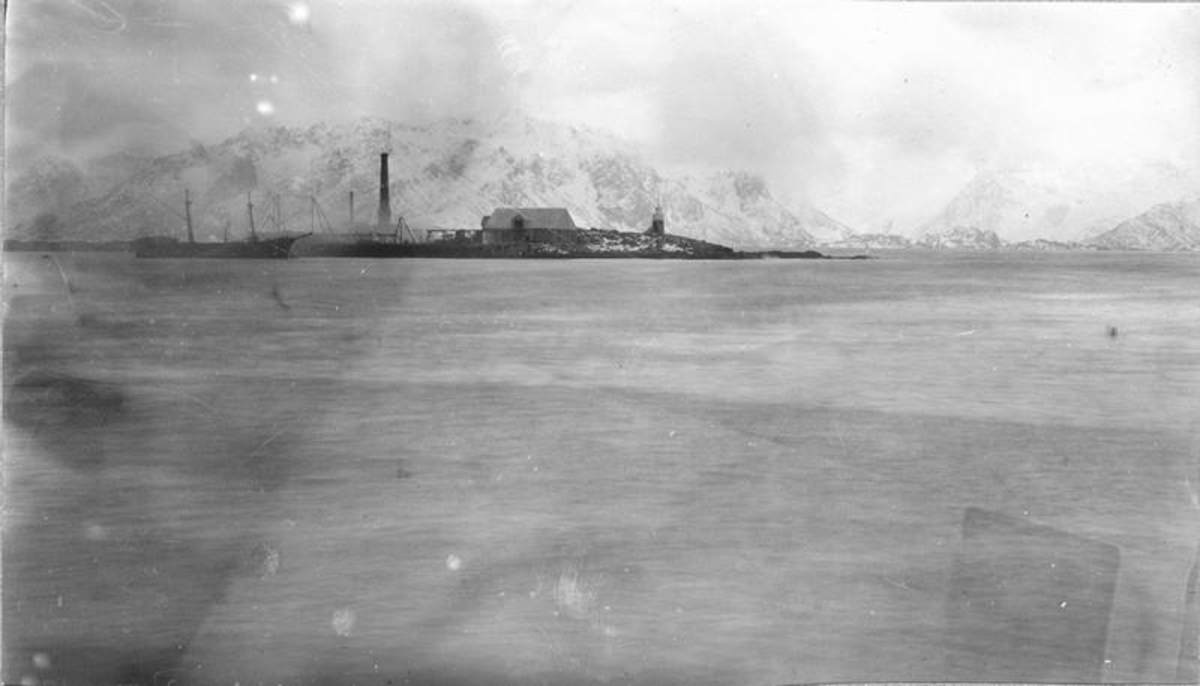Brann på Neptun Sildoljefabrikk i 1912. Det hadde kun vært drift der i to år