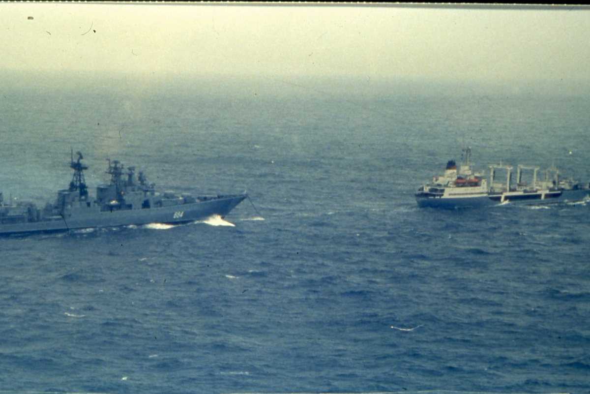 Til venstre sees et Russisk fartøy av Udaloy - klassen med nr. 684 og til høyre sees et Russisk fartøy av Boris Chilikin - klassen.