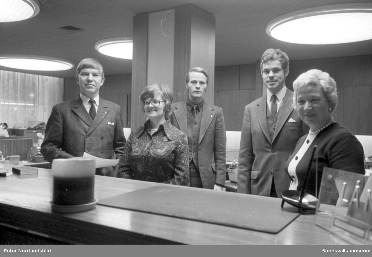 Skandinaviska banken, fem av de anställda bakom disken.