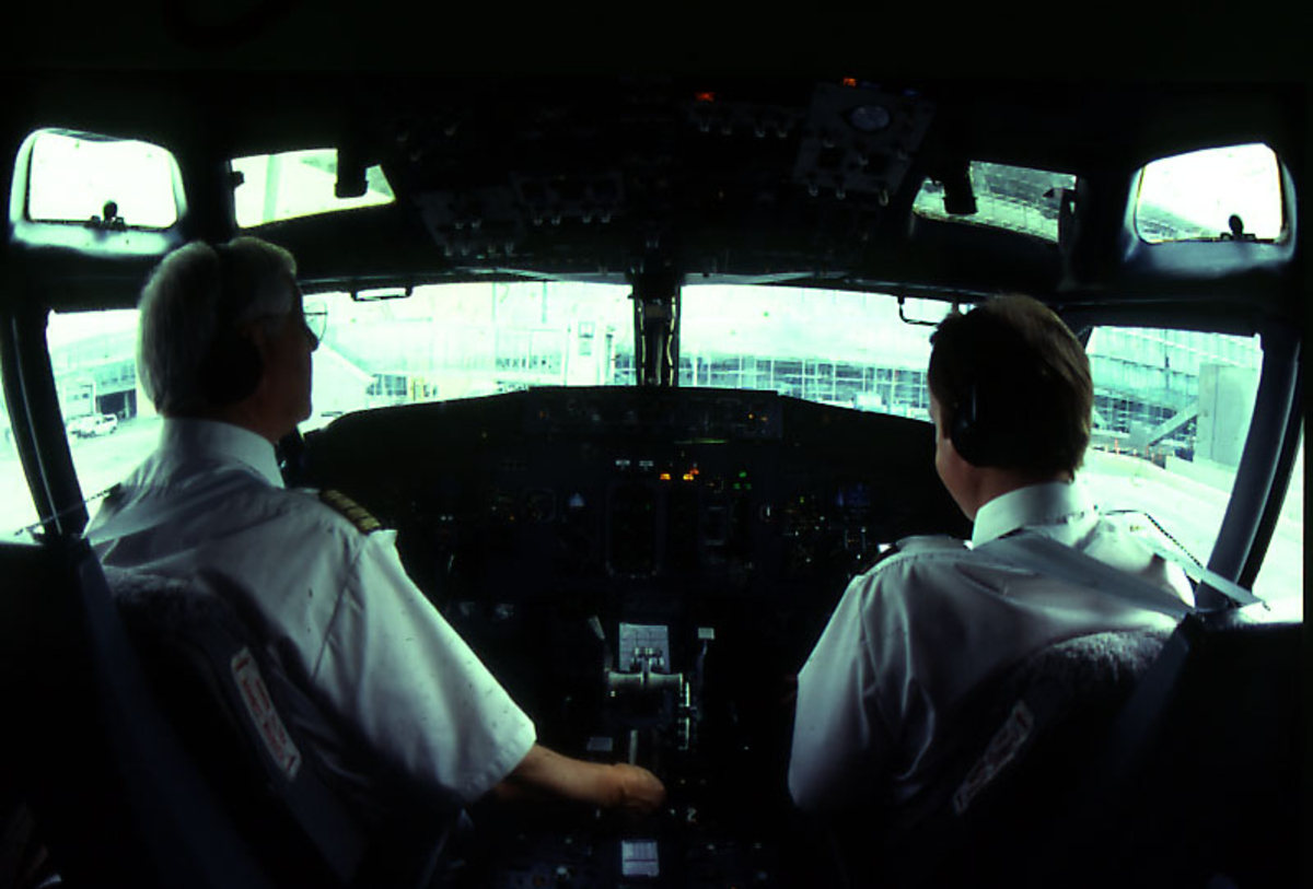 Lufthavn, portrett, 2 personer, flygere, i cockpit på Boeing 737.