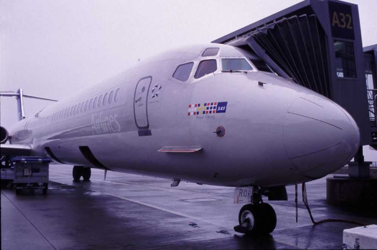 Ett fly på bakken, McDonnell Douglas MD-82 DC-9-82, LN-ROR fra SAS.