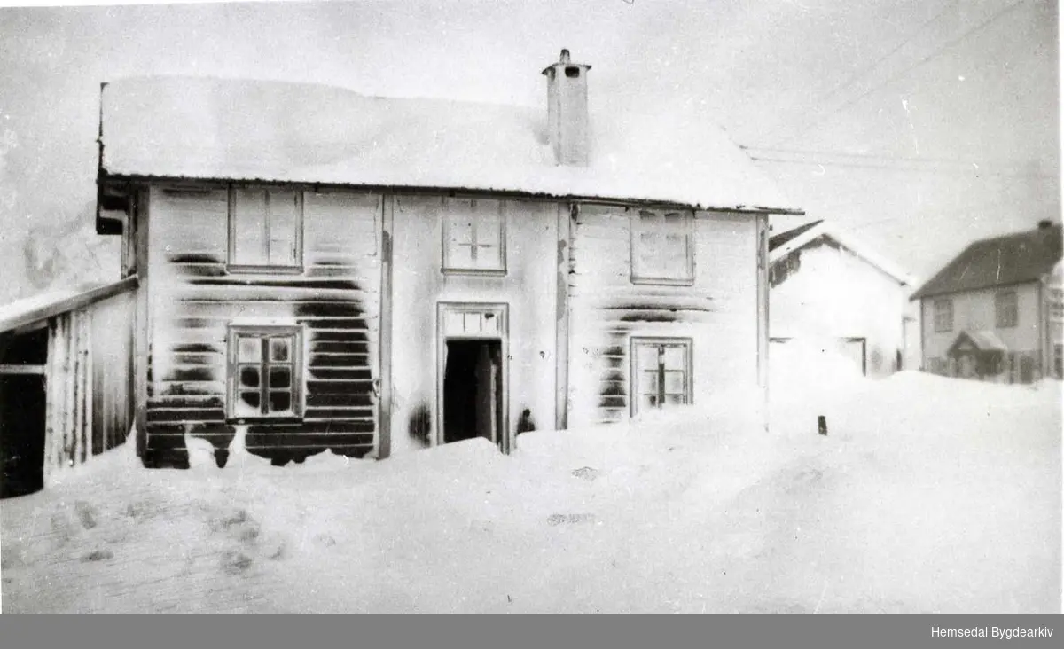 Bruvold på Tuv 80/8  ein vinterdag, kring 1935, etter eit kraftig uvêr.