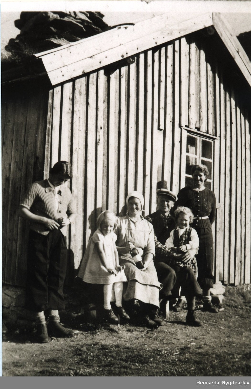 Frå stølsområdet Mørekvam i Hemsedal i 1938.
Frå venstre: fru Rud med dottera, Margit og Ola S. Kirkebøen Jordheim med dottera Ingrid og Guldborg Strøm