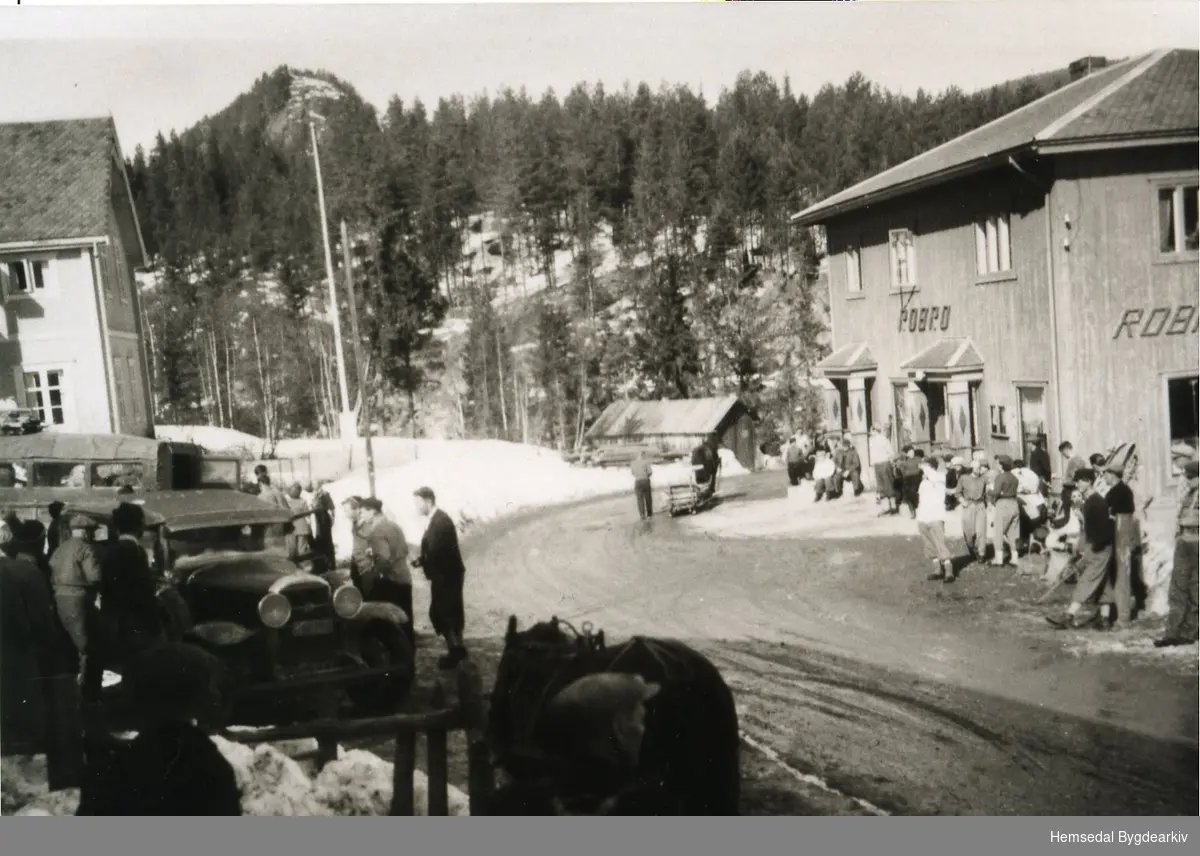 Påsketrafikk på Robru i Gol i 1950.