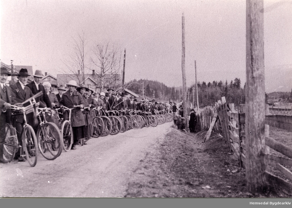 Ungdomslaget "Vår" i sykkeltog 17. mai ,ca. 1920.
Fremst står formannen Per Engene