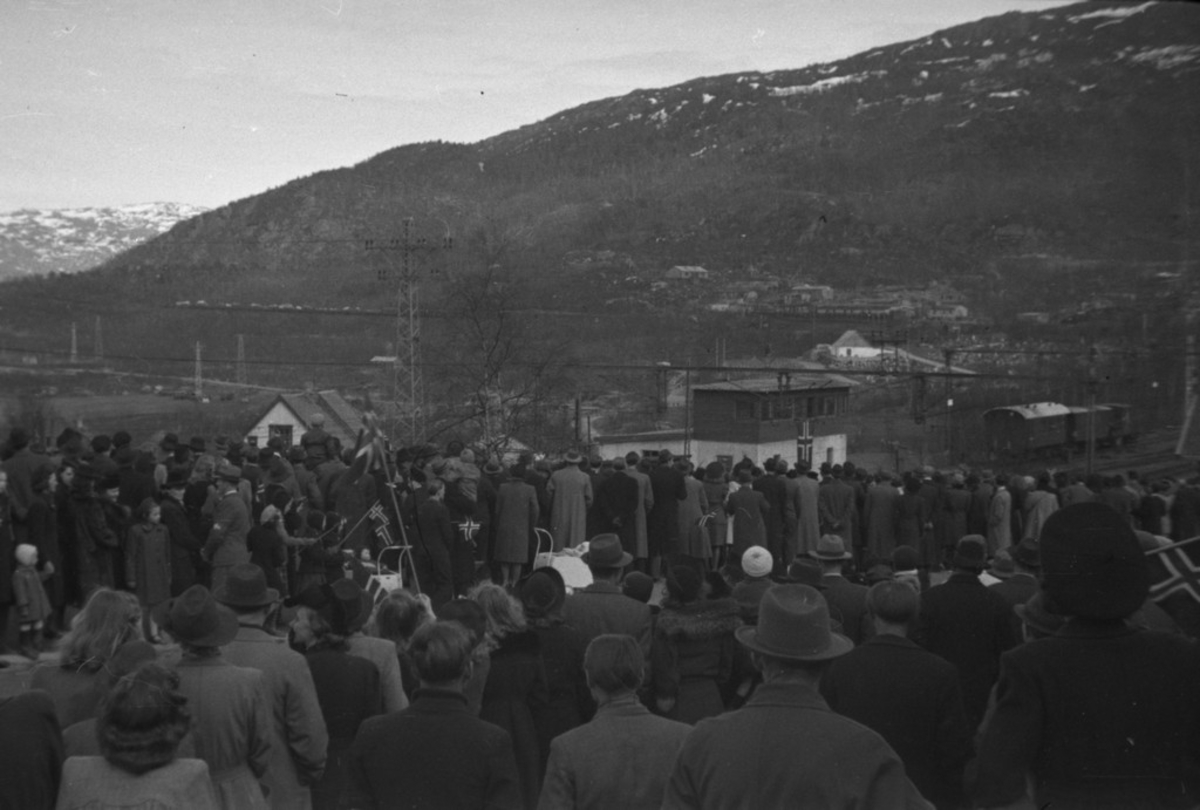 Folkemengde oppsamlet ved Narvik Jernbanestasjon. 8. mai 1945