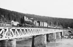 Brua over Lågen med Langsveen med passerende godstog trukket