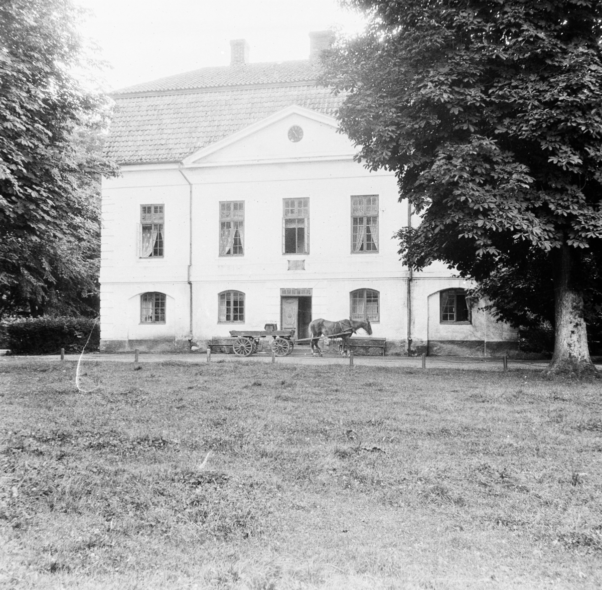 Kulla-Gunnarstorp, Skåne
Exteriör

Svensk arkitektur: kyrkor, herrgårdar med mera fotograferade av Arkitekturminnesföreningen 1908-23.