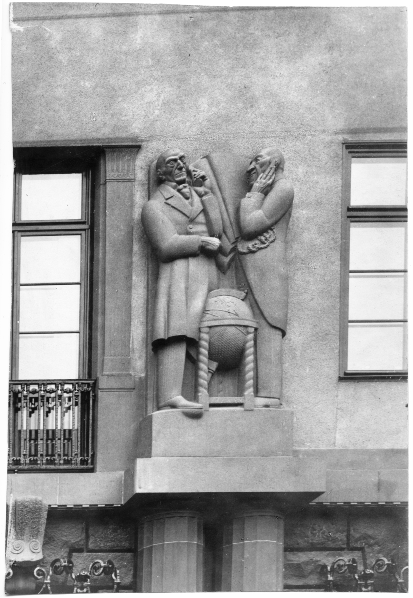 Stockholms Enskilda Bank
Exteriör. Portik med skulpturgrupp av Carl Milles.