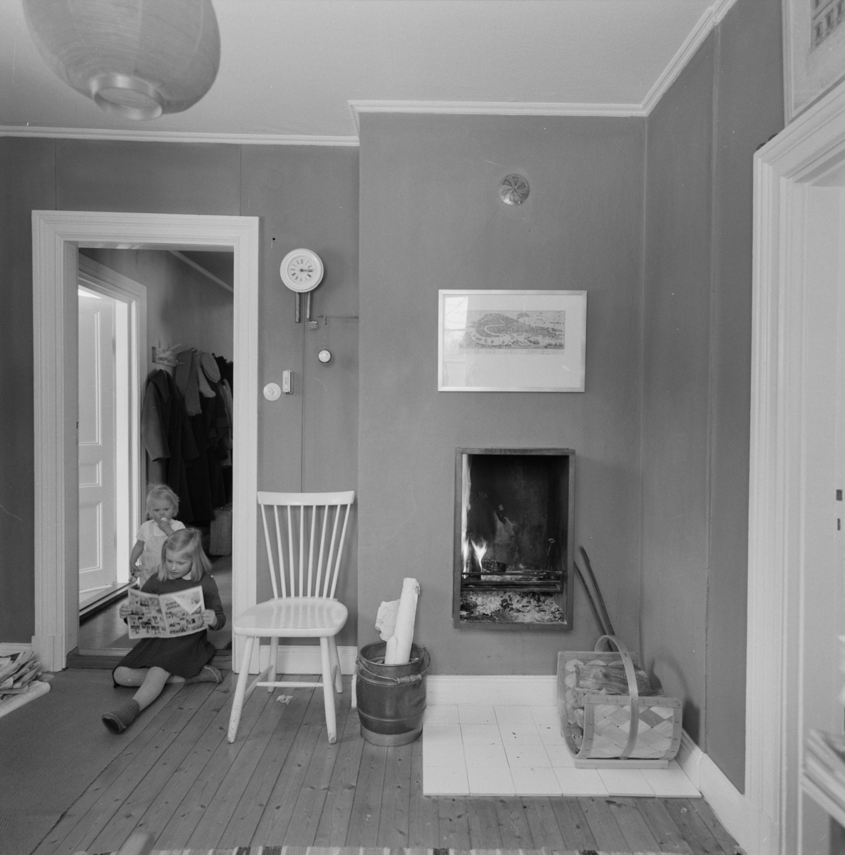 villa Ahlgren
Interiör av rum med braskamin, i dörrhålet läsande flicka