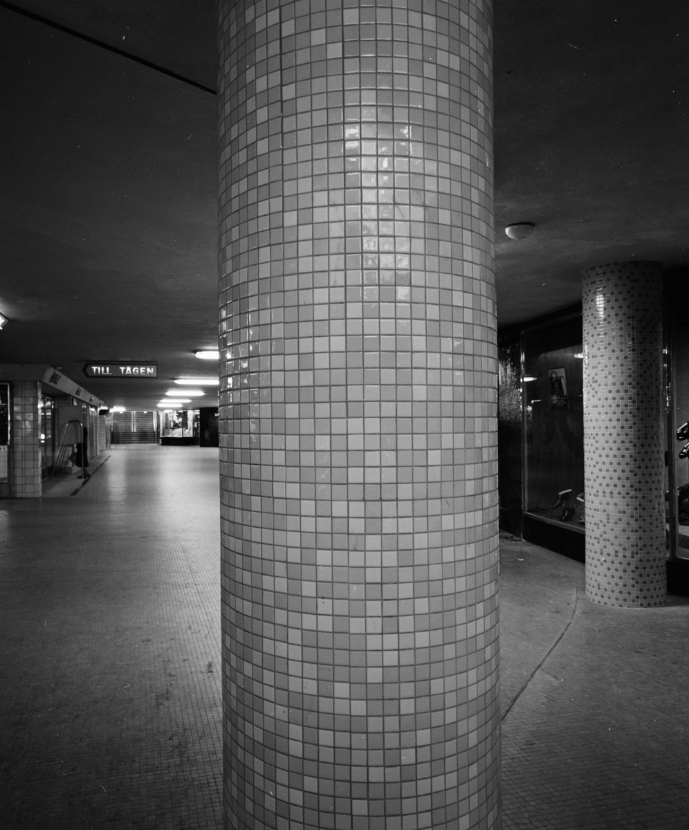 Gång med mosaikbeklädda pelare
Interiör, gång till tåg
