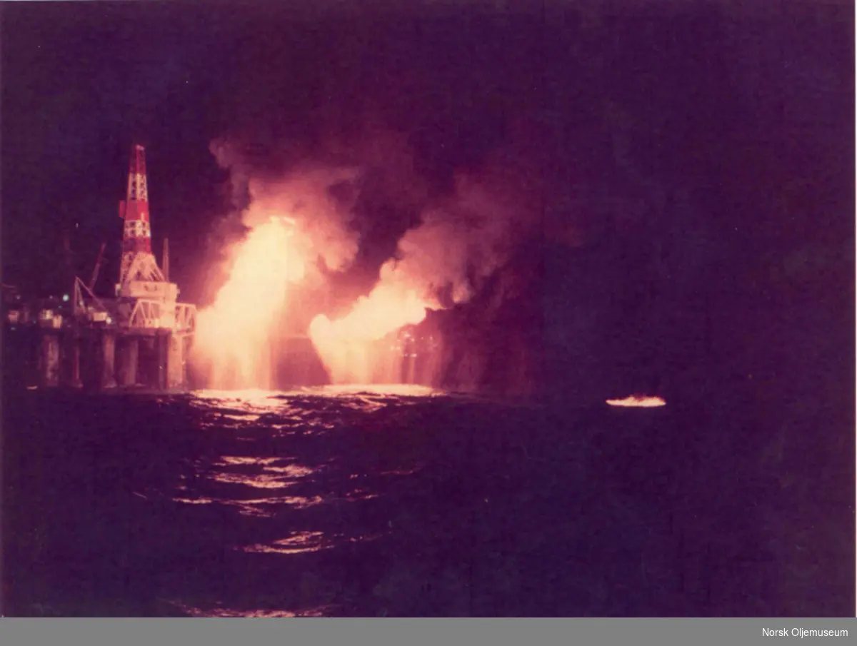 Brønntest og brenning av gass på "Ocean Viking", mens den ligger på Ekofisk-feltet.