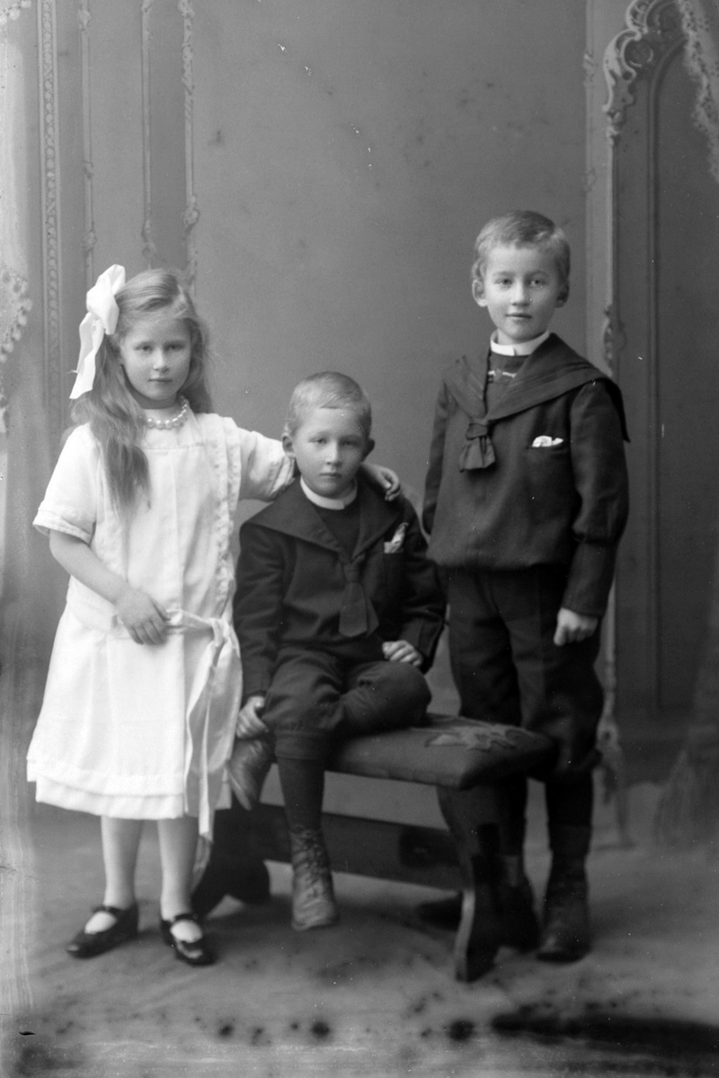 De tre eldste barna til distriktslege Sigurd Kulseng-Hansen, fotografert i studio hos Magdalene Norman.