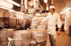 Kokk i arbeid på kjøkkenet på Ekofisk 2/4 Hotel.