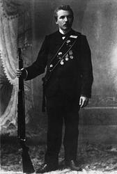 Portrett av skytter, som poserer med Krag-rifle og medaljer.
