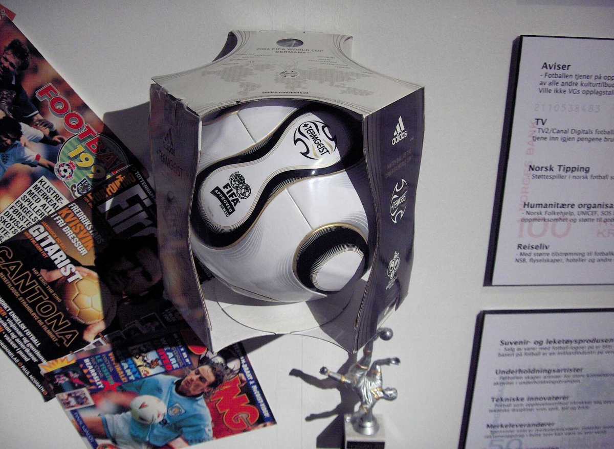 Innkjøpt ball av samme type som den som ble brukt under fotball-VM i Tyskland i 2006. Plassert i opprinnelig pappinnpakning.