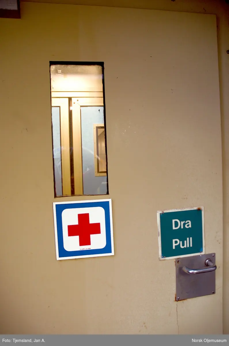 Døren til sykestua på QP.