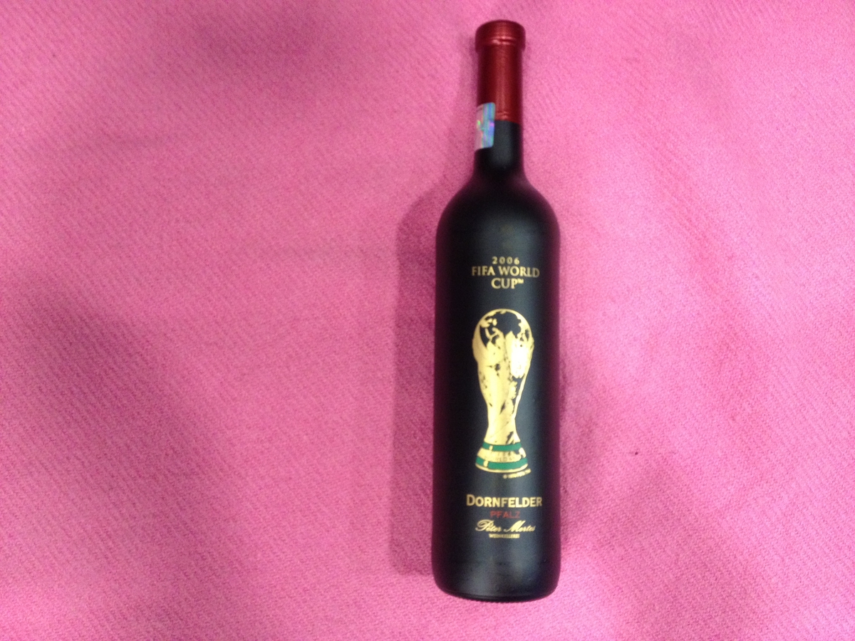 Rødvinsflaske,merke Dornfelder produsert til Fotball-VM i Tyskland 2006.